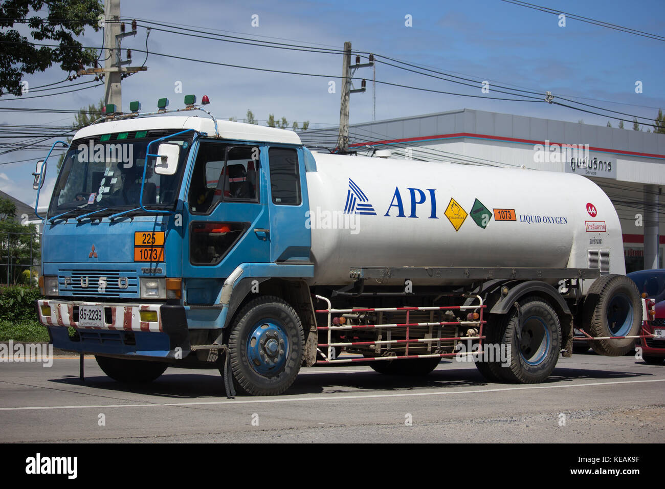 Chiang Mai, Thailand - 6. Oktober 2017: api Sauerstoff Lkw auf der Straße Nr. 1001, 8 km von Chiang Mai City. Stockfoto