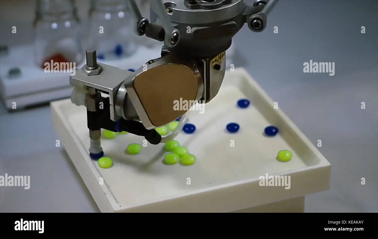 Cerebrum Grommen hoffelijkheid Automatische Roboter Pharmaindustrie. Roboter automatisch sortieren Kugeln.  Roboter sortiert Pillen nach Farbe Stockfotografie - Alamy