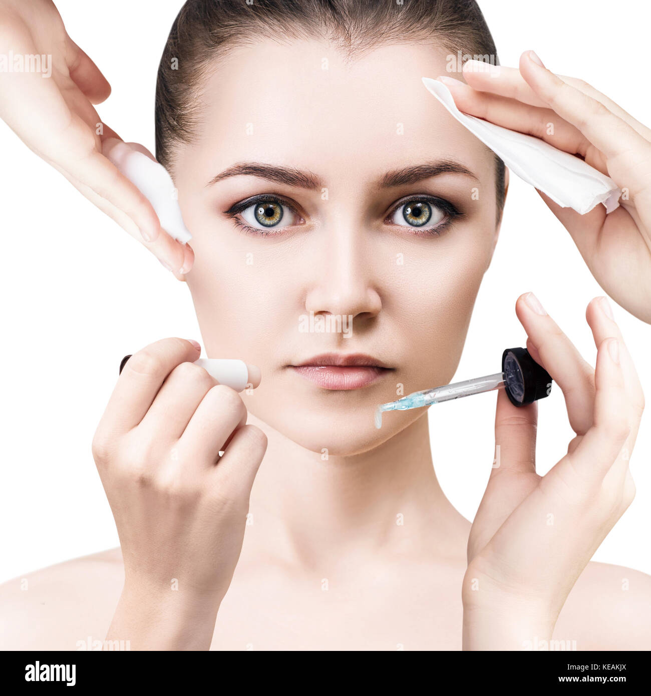 Die Frau, die durch Kosmetik Geräte umgeben. Stockfoto