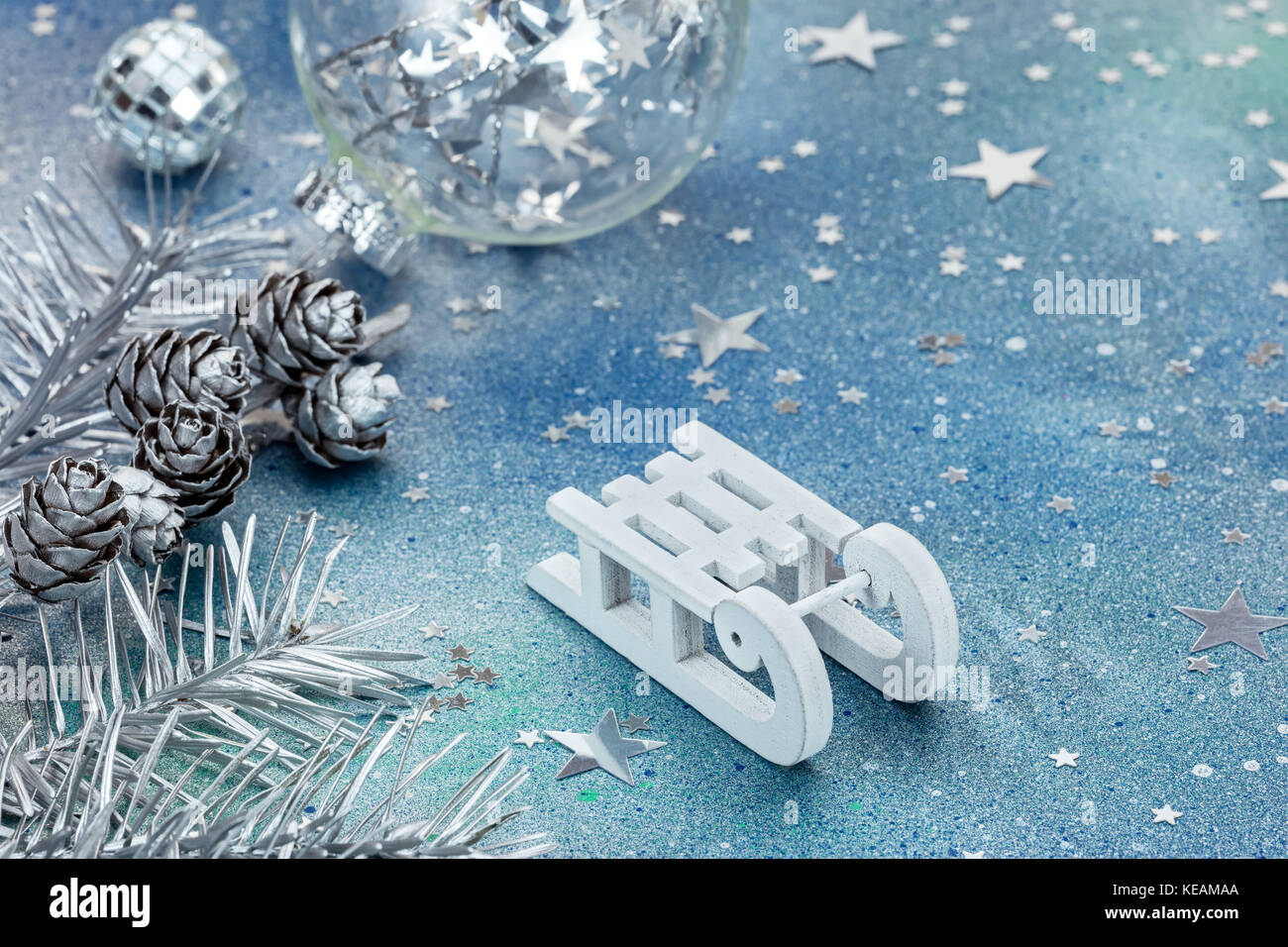 Weihnachten Dekorationen mit Schlitten auf glitzernden blauen Hintergrund Stockfoto