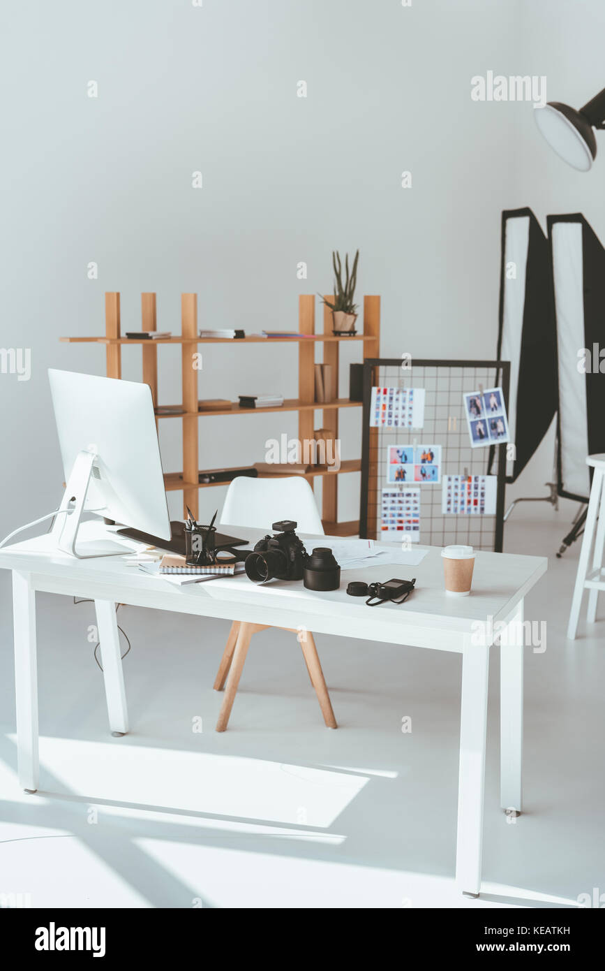 Modernes Büro mit Fotografie Ausrüstung Stockfoto