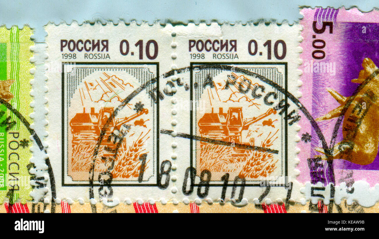 GOMEL, WEISSRUSSLAND, 13. OKTOBER 2017, Stempel gedruckt in Russland zeigt Bild des Mähdreschers, um 1998. Stockfoto