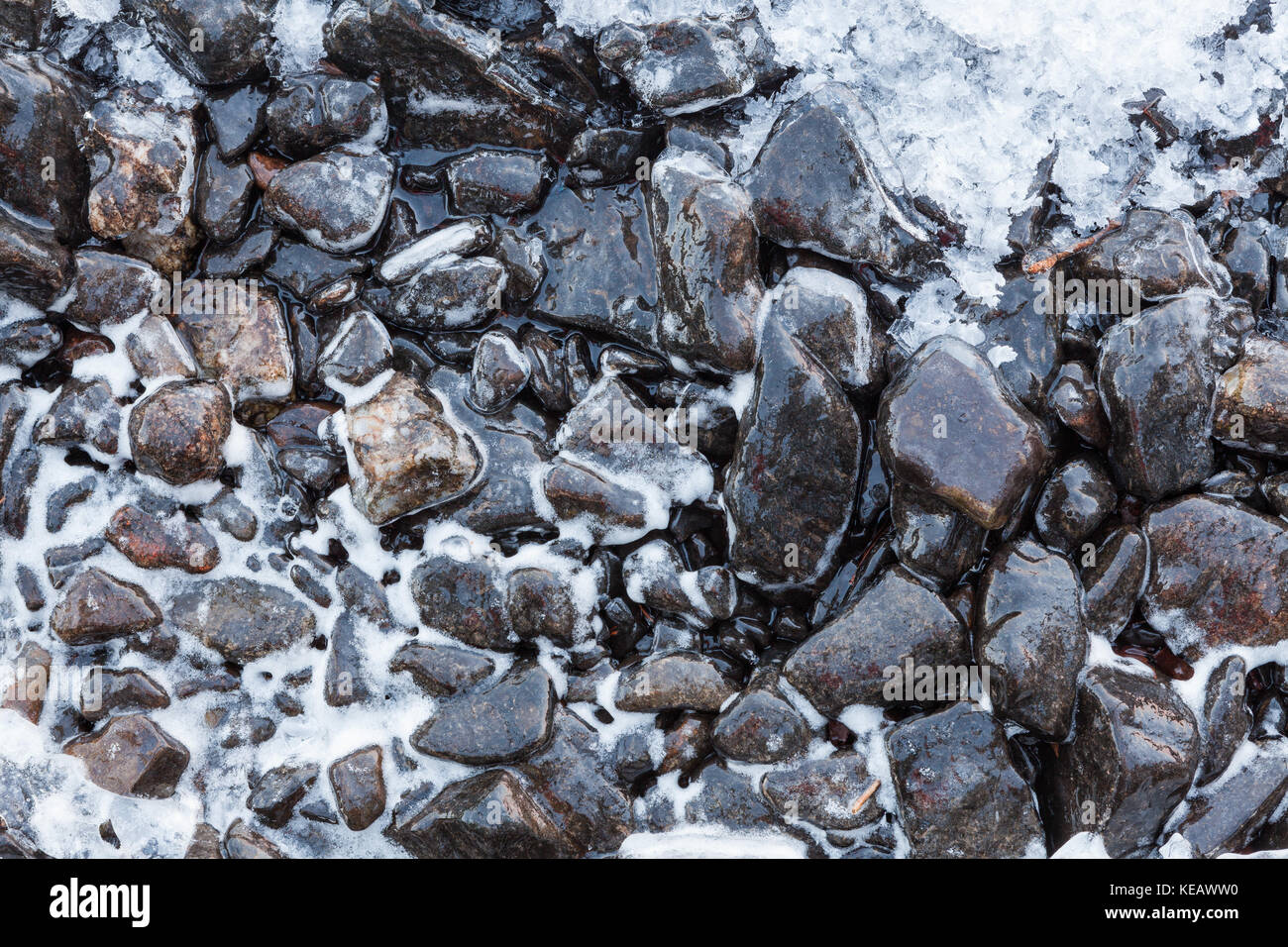Kleine Felsen von Eis bedeckt Stockfoto