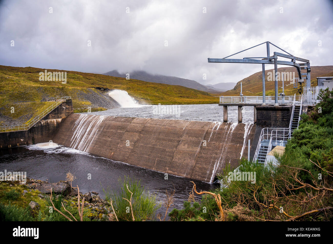 Hydro Electric Dam und kleines Kraftwerk auf dem River Cassley, Sutherland, Schottisches Hochland, Großbritannien Stockfoto
