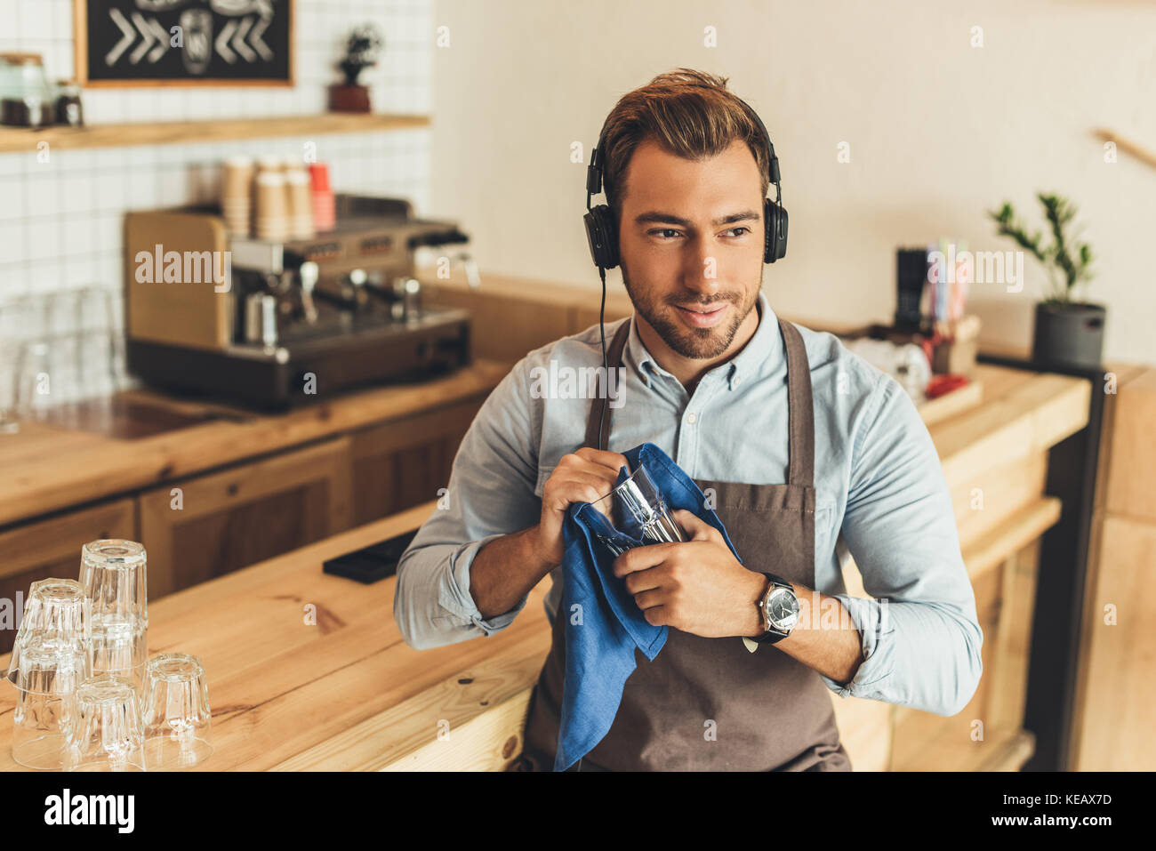 Arbeitnehmer Reinigung Glaswaren Stockfoto