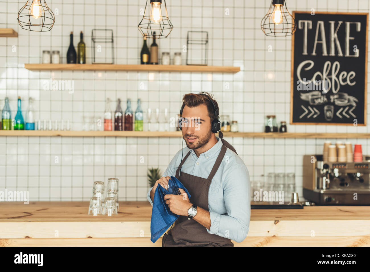 Arbeitnehmer Reinigung Glaswaren Stockfoto