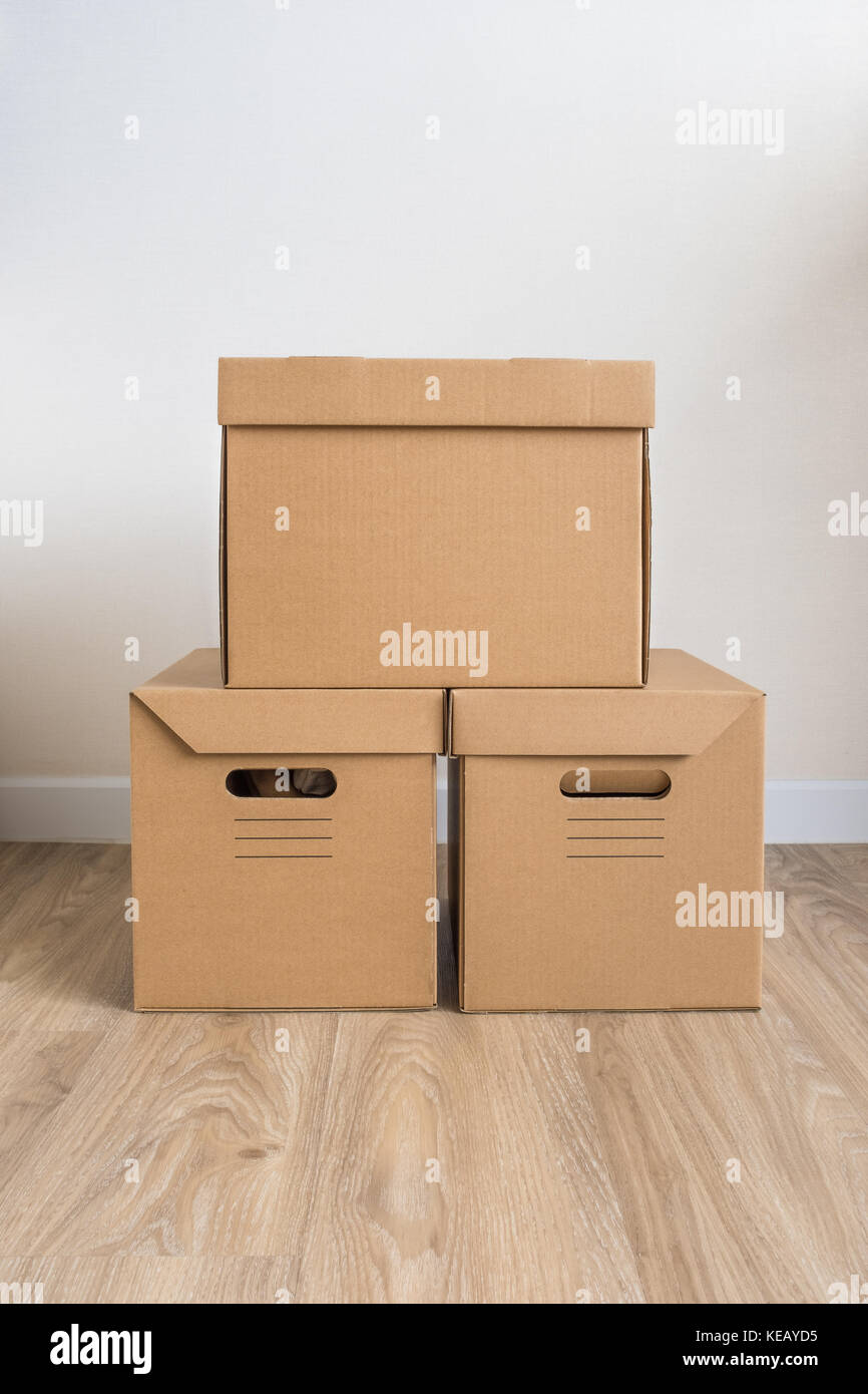 Haufen der Kartons oder Kartons mit Deckel Stockfoto