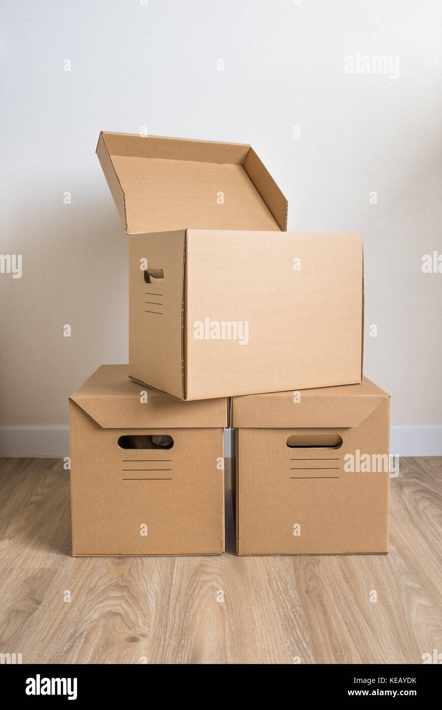 Haufen der Kartons oder Kartons mit Deckel Stockfoto