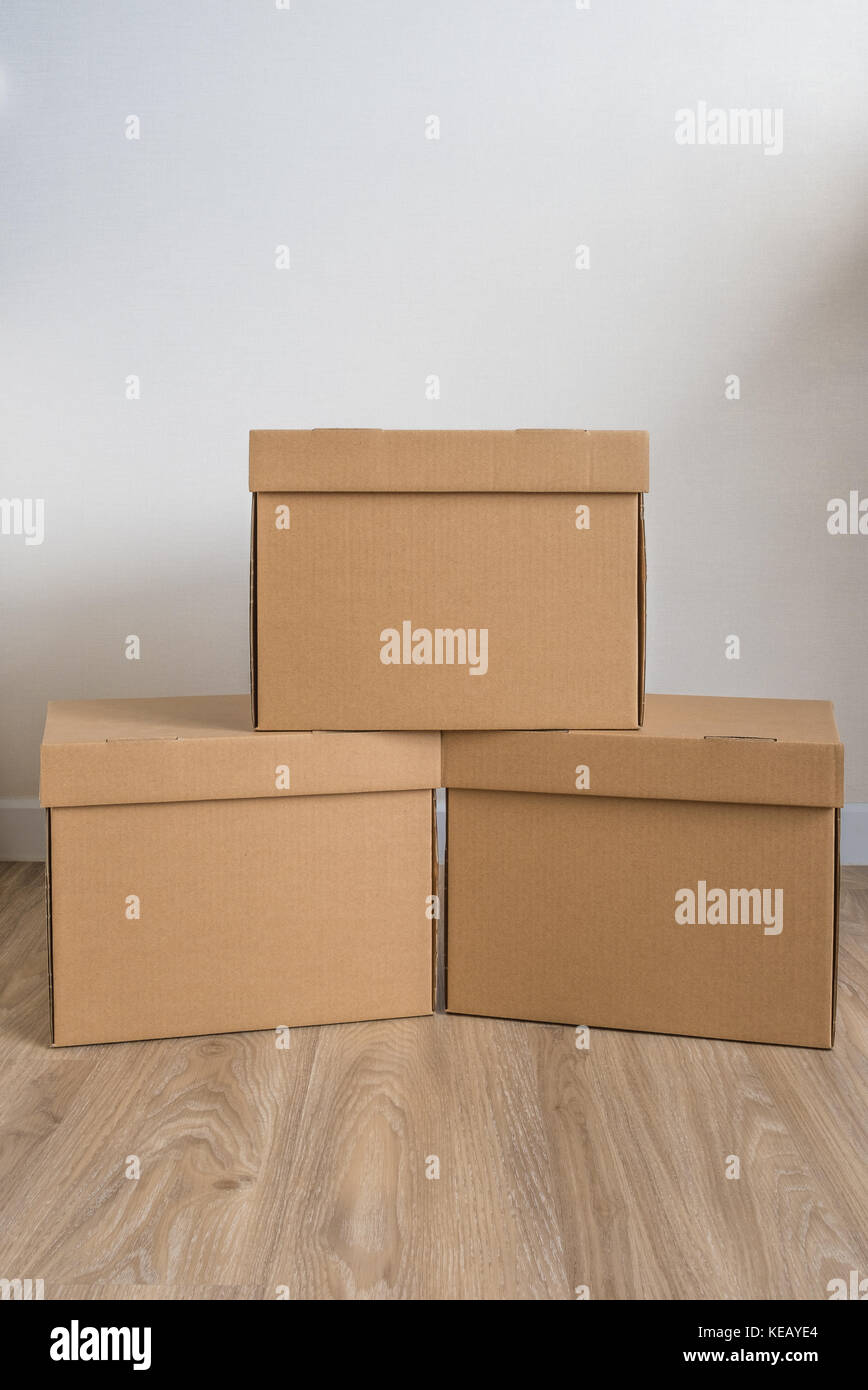 Haufen der Kartons oder Kartons mit Deckel Stockfoto