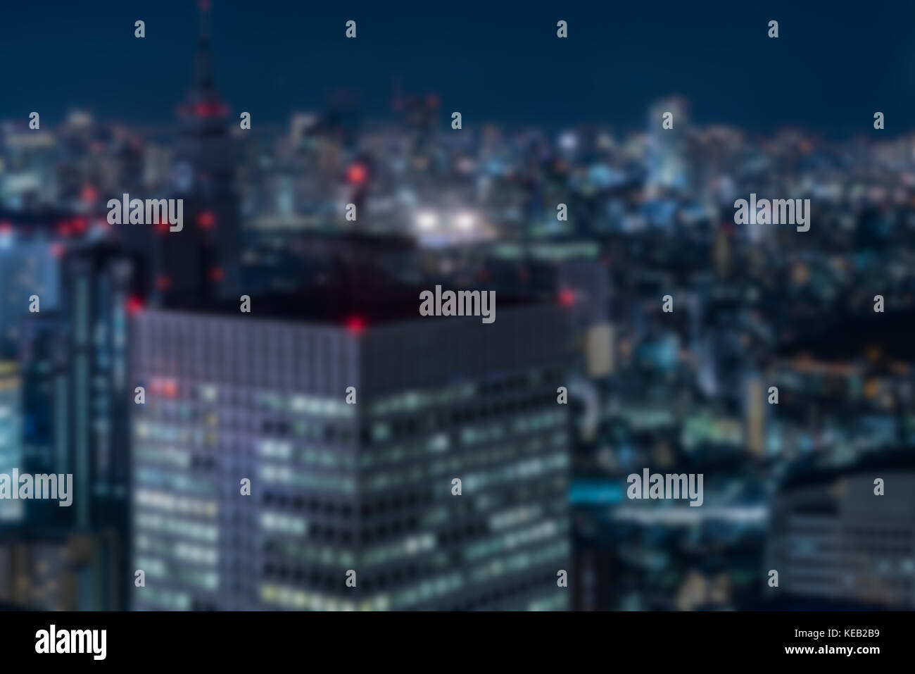 Absichtlich unscharfer Hintergrund der Nacht Blick in eine Metropole mit Beleuchtung Stockfoto
