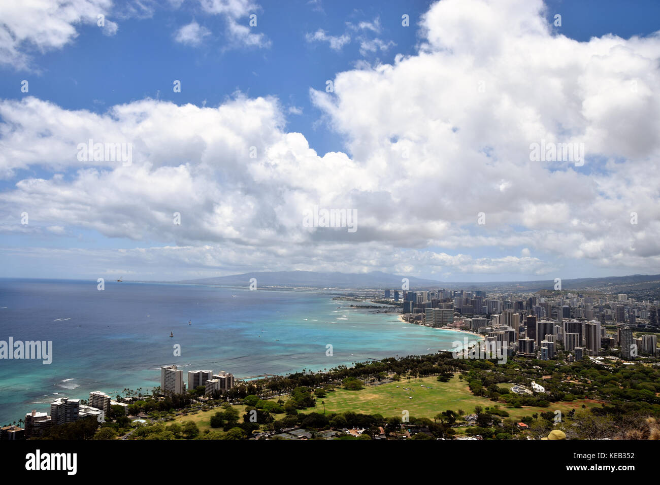 Wandern Sie auf den Gipfel des Diamond Head auf der Insel Oahu, Hawaii, bietet einen spektakulären Blick auf den Ozean darunter. Stockfoto