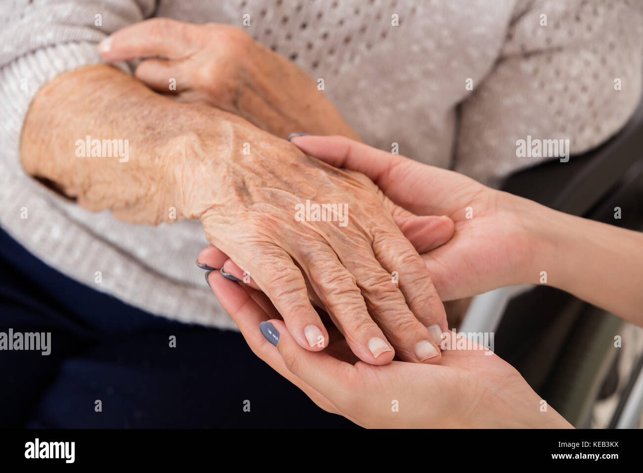 In der Nähe der weiblichen Doktor die Hand des älteren Patienten Stockfoto In der Nähe der weiblichen Doktor die Hand des älteren Patienten Stockfoto