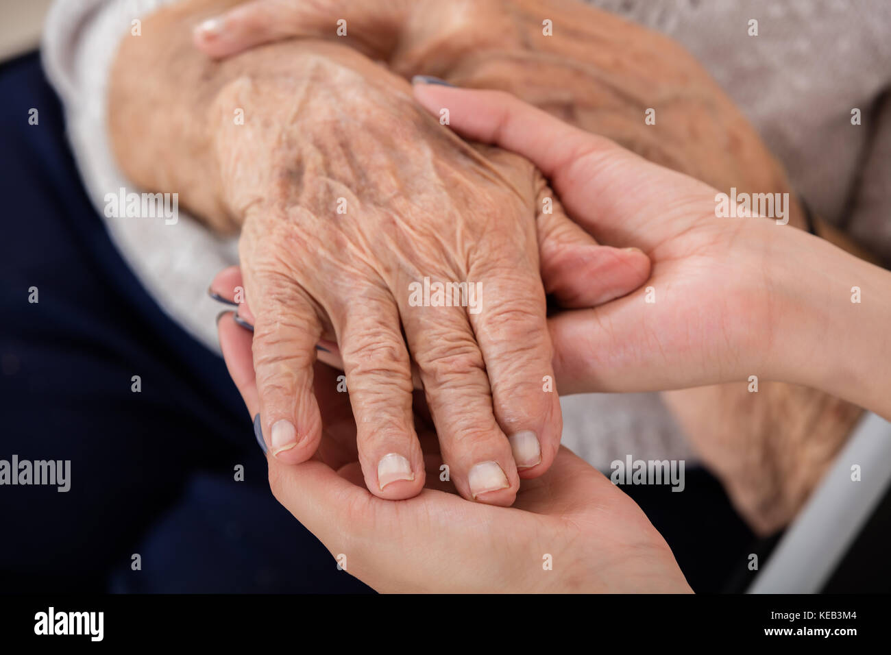 In der Nähe der weiblichen Doktor die Hand des älteren Patienten Stockfoto In der Nähe der weiblichen Doktor die Hand des älteren Patienten Stockfoto