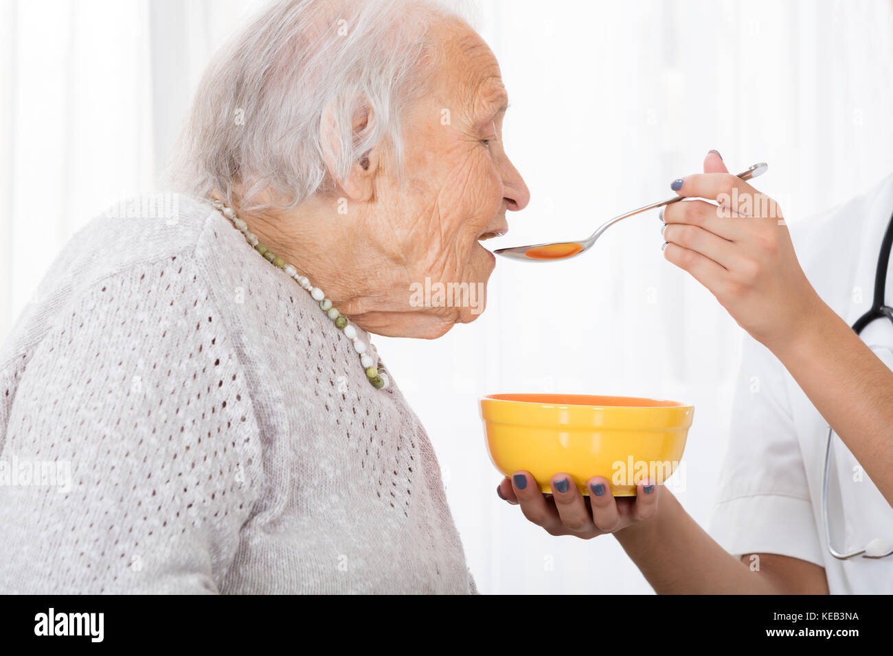 Nahaufnahme der Hand Arzt Fütterung Suppe zu Patient im Krankenhaus Stockfoto Nahaufnahme der Hand Arzt Fütterung Suppe zu Patient im Krankenhaus Stockfoto