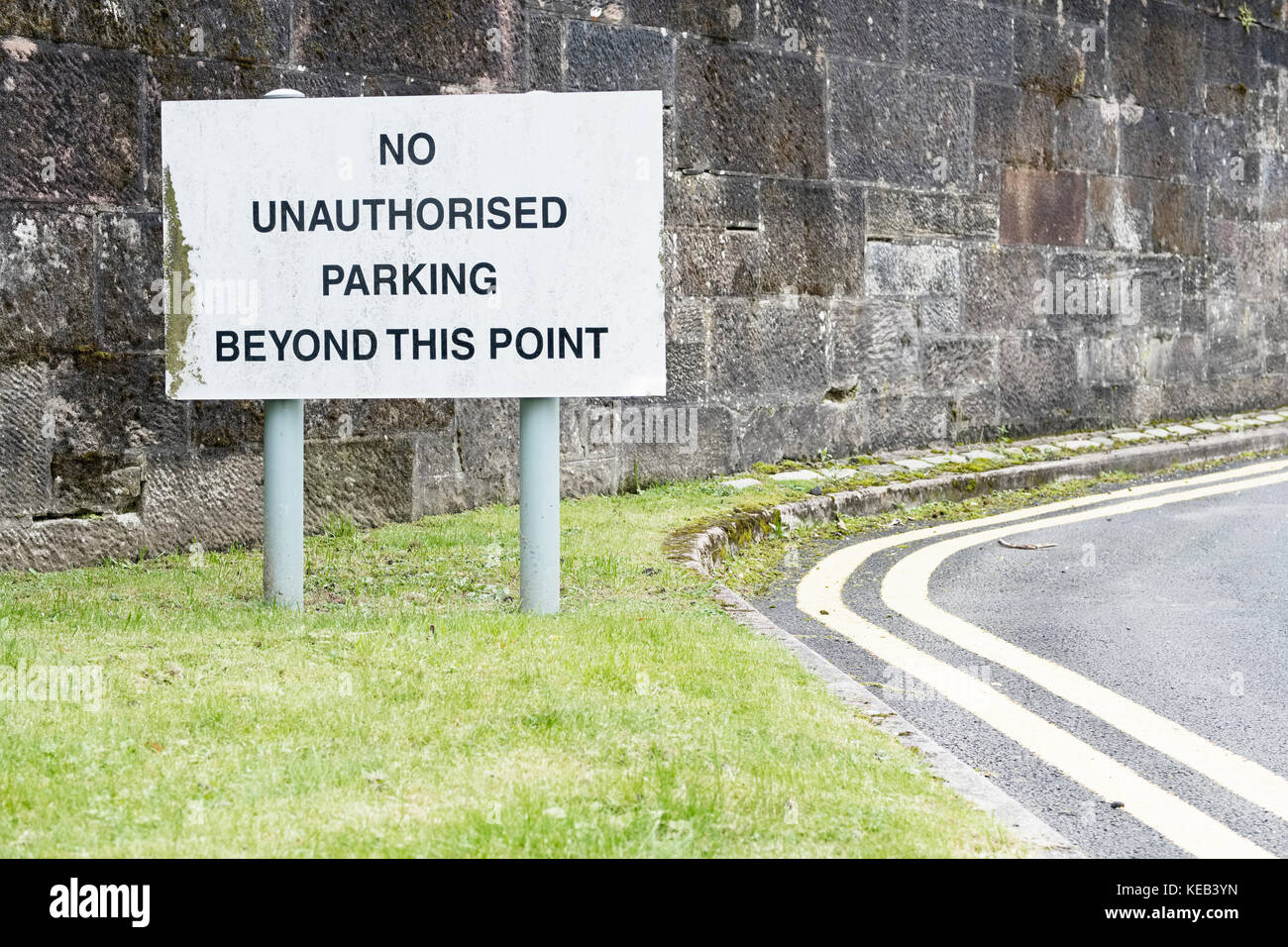 Keine unbefugten Parkplatz Schild und doppelten gelben Linien Stockfoto