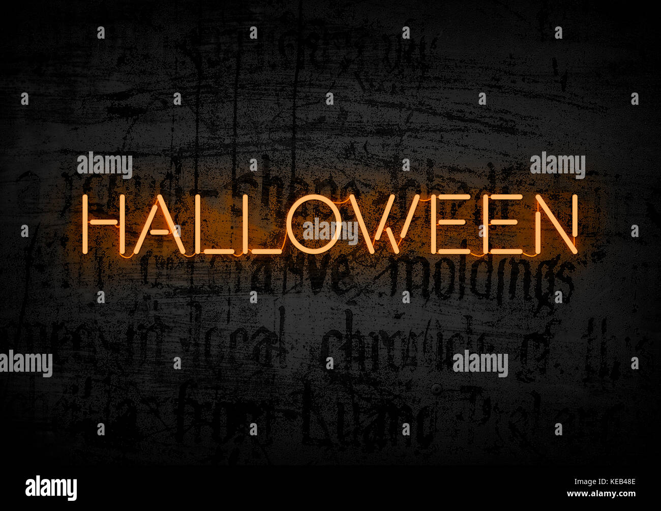 Halloween-Neonschild an dunkler Wand. Stockfoto