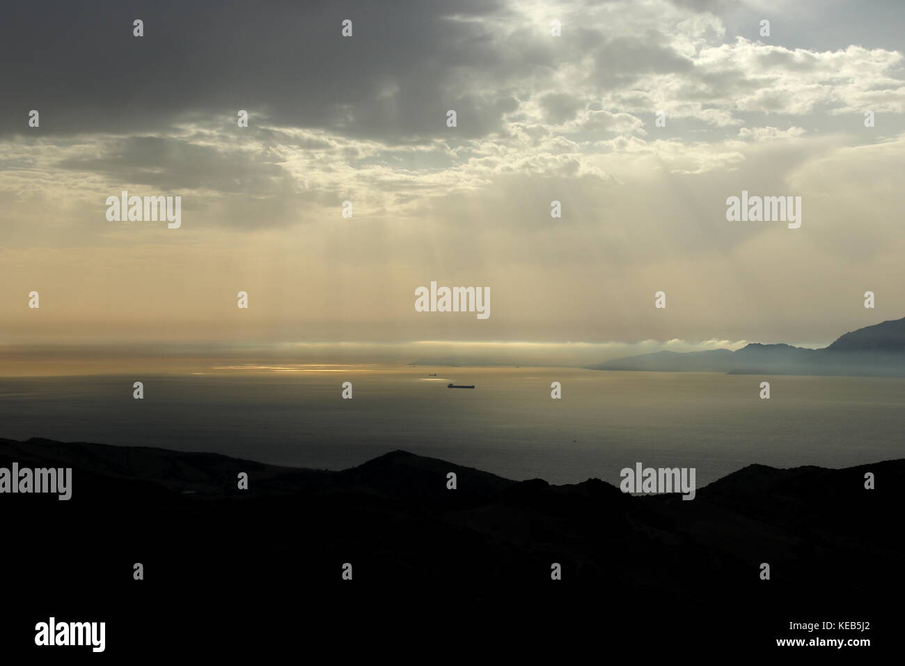 Blick über die Straße von Gibraltar nach Marokko von Spanien Stockfoto