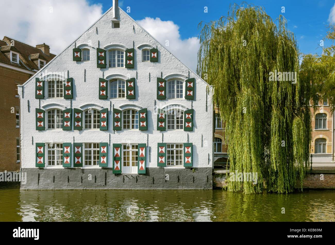 Ein weißes Gebäude durch den Fluss Nete in Lier, Belgien Stockfoto