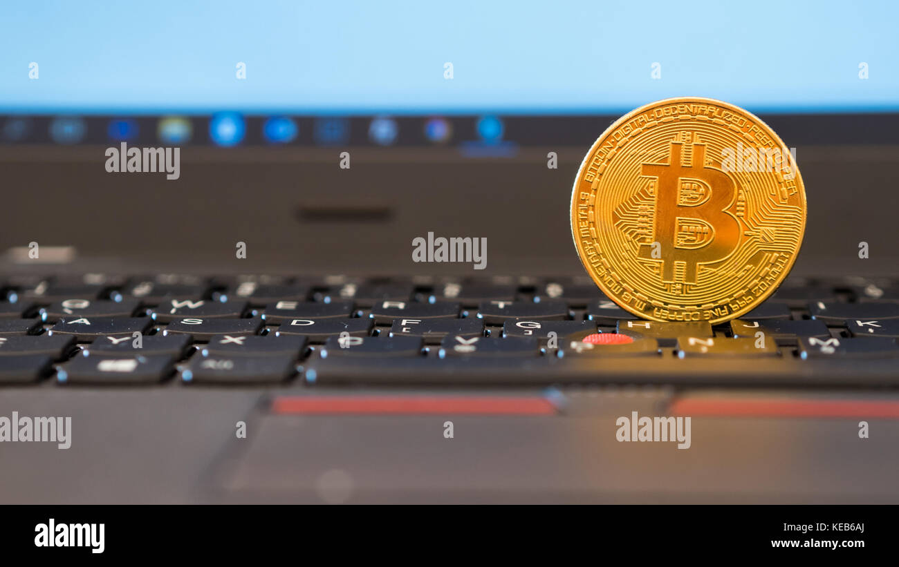 Golden bitcoin auf Notebook-PC schließen Stockfoto