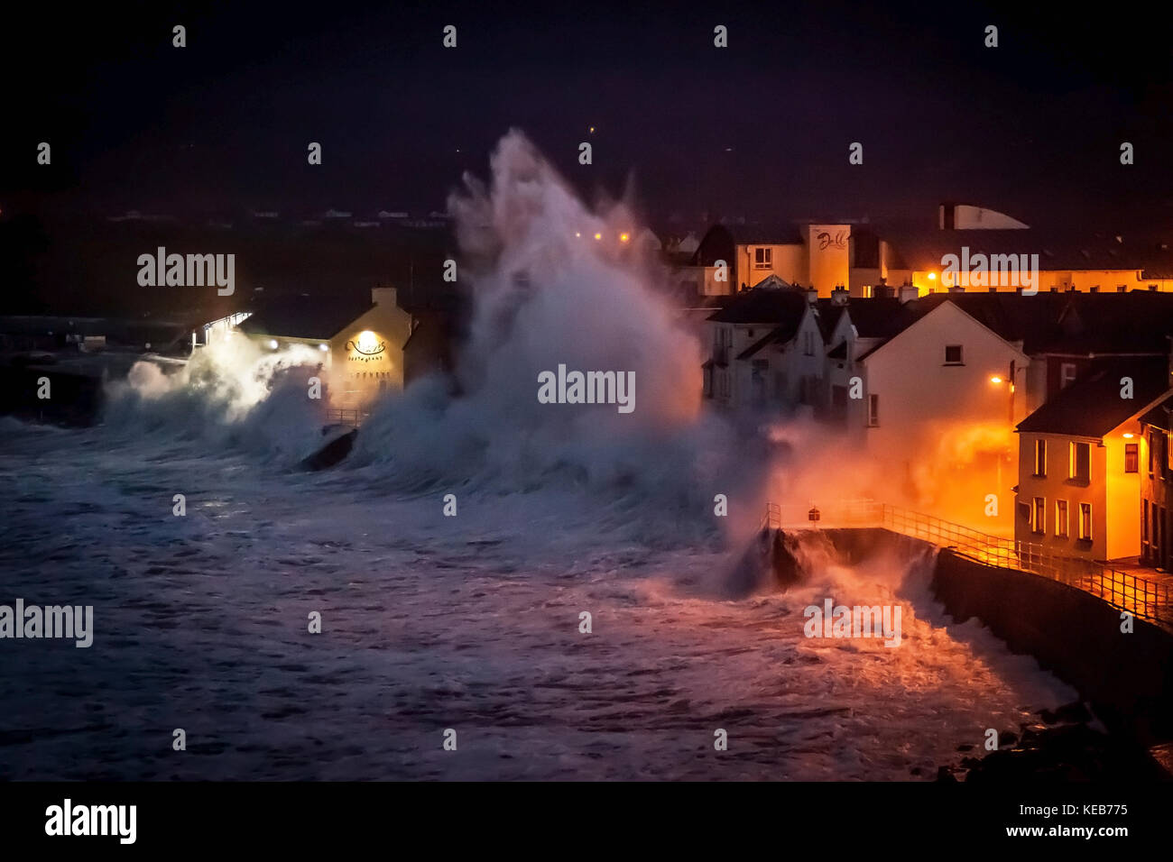 Monster Wellen, die von Gebäuden während der 2014 Januar Sturm in Irland Stockfoto