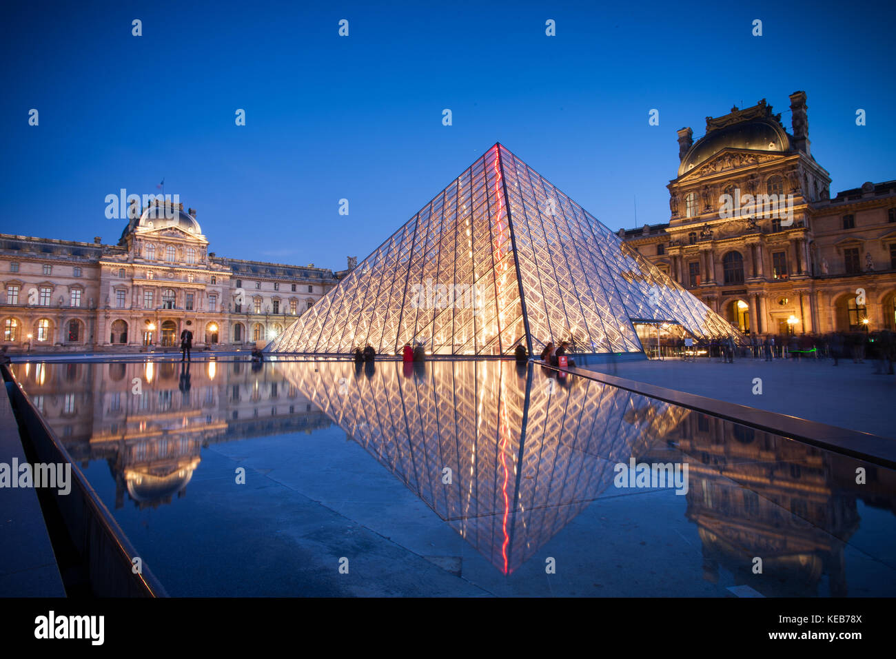 Le Louvre Pyramide und Museum, bei Nacht, Paris, Frankreich Stockfoto