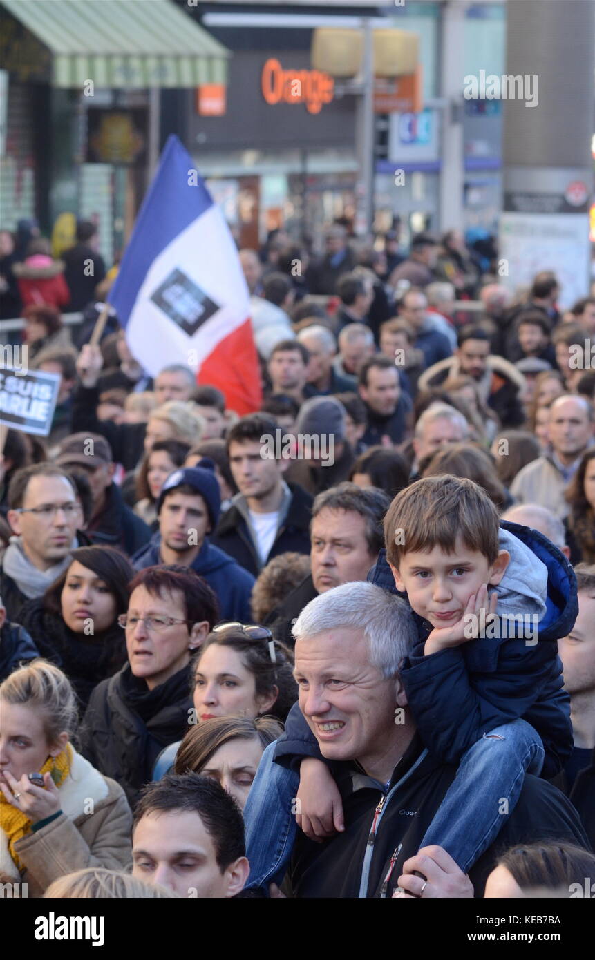 Menschen gehen auf die Straße, um gegen religiöse Gewalt zu protestieren und den Opfern des Terroranschlags in Paris in Lyon, Frankreich, zu ehren Stockfoto