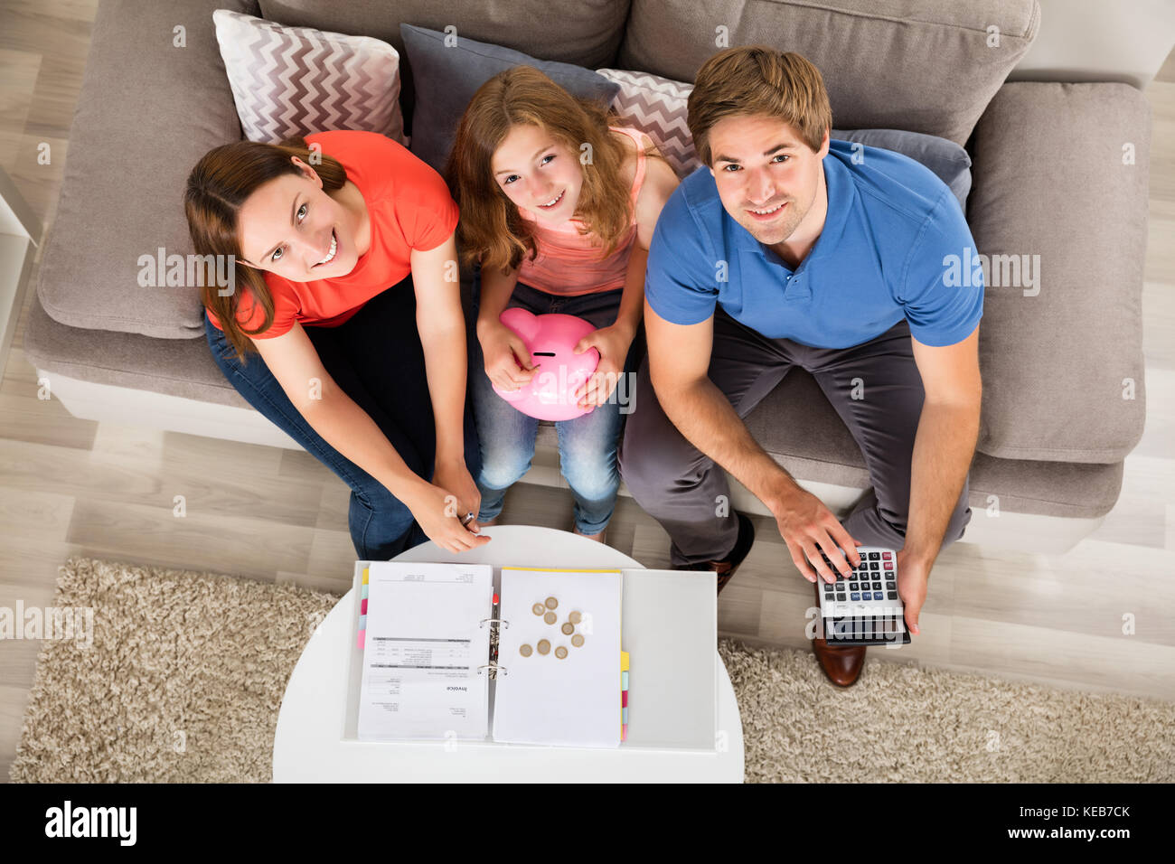 Hohe Betrachtungswinkel eines lächelnden Familie Berechnung der Steuer Stockfoto