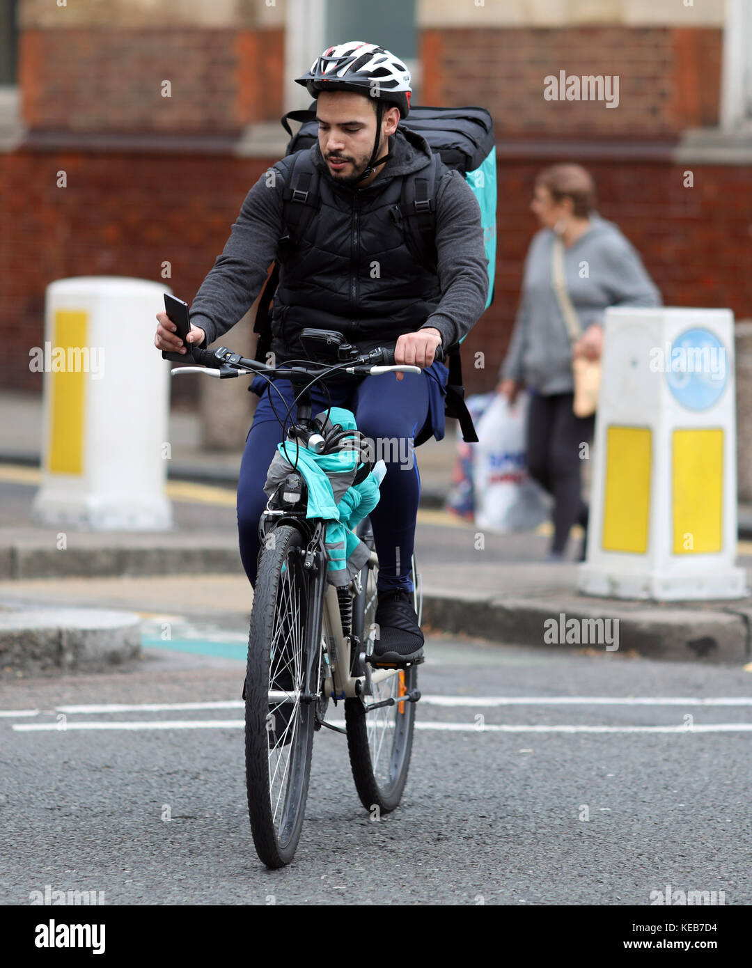 Deliveroo Mitfahrer für Adresse suchen Stockfoto