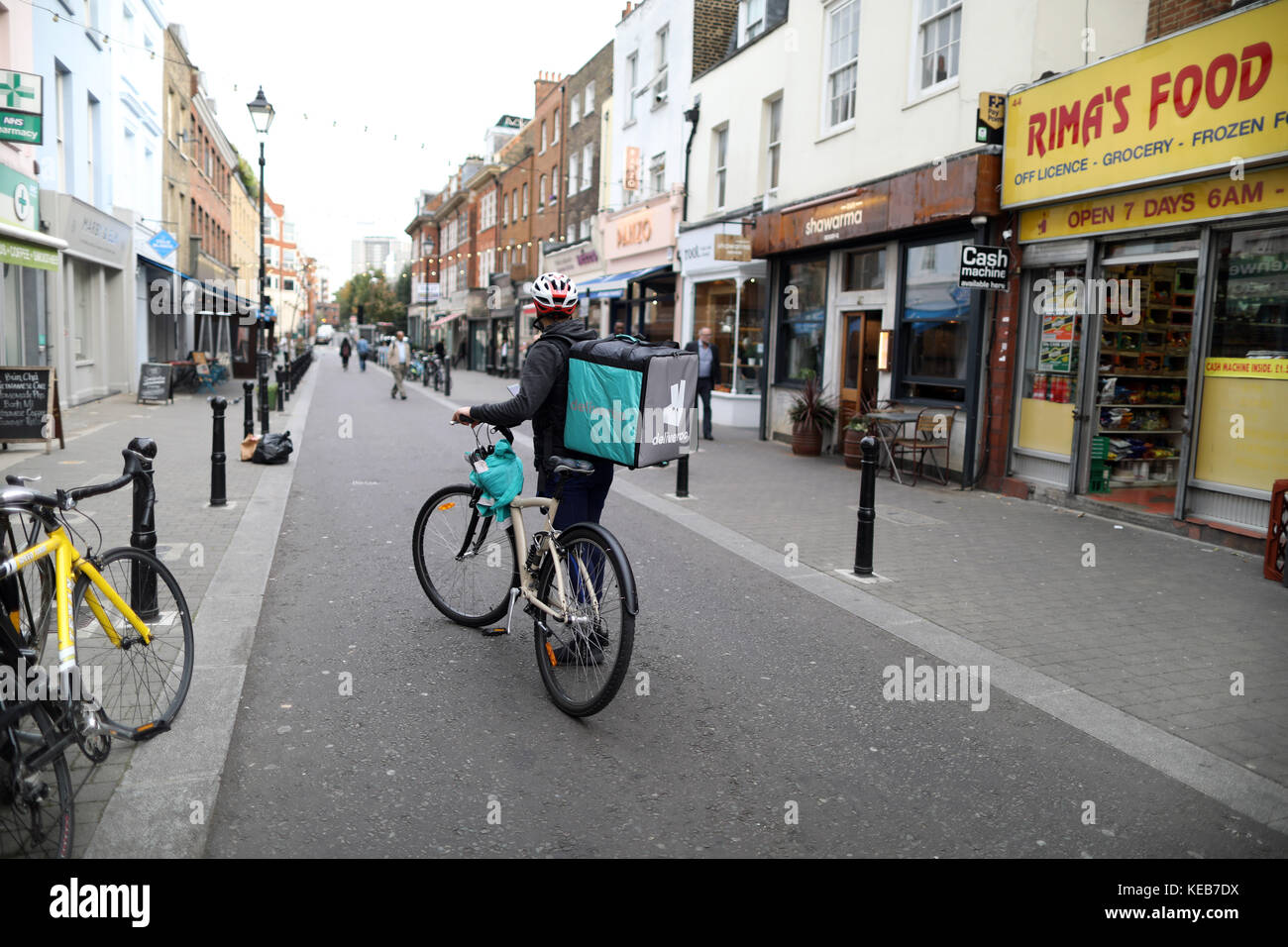 Deliveroo Mitfahrer für Adresse suchen Stockfoto