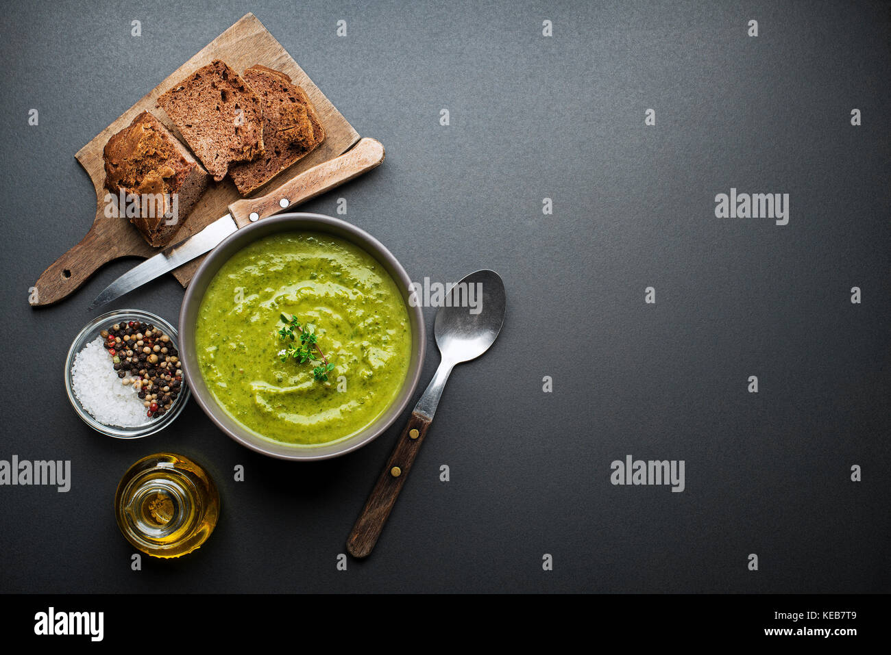 Frische, gesunde Gemüse grüne Suppe overhead Schießen Stockfoto