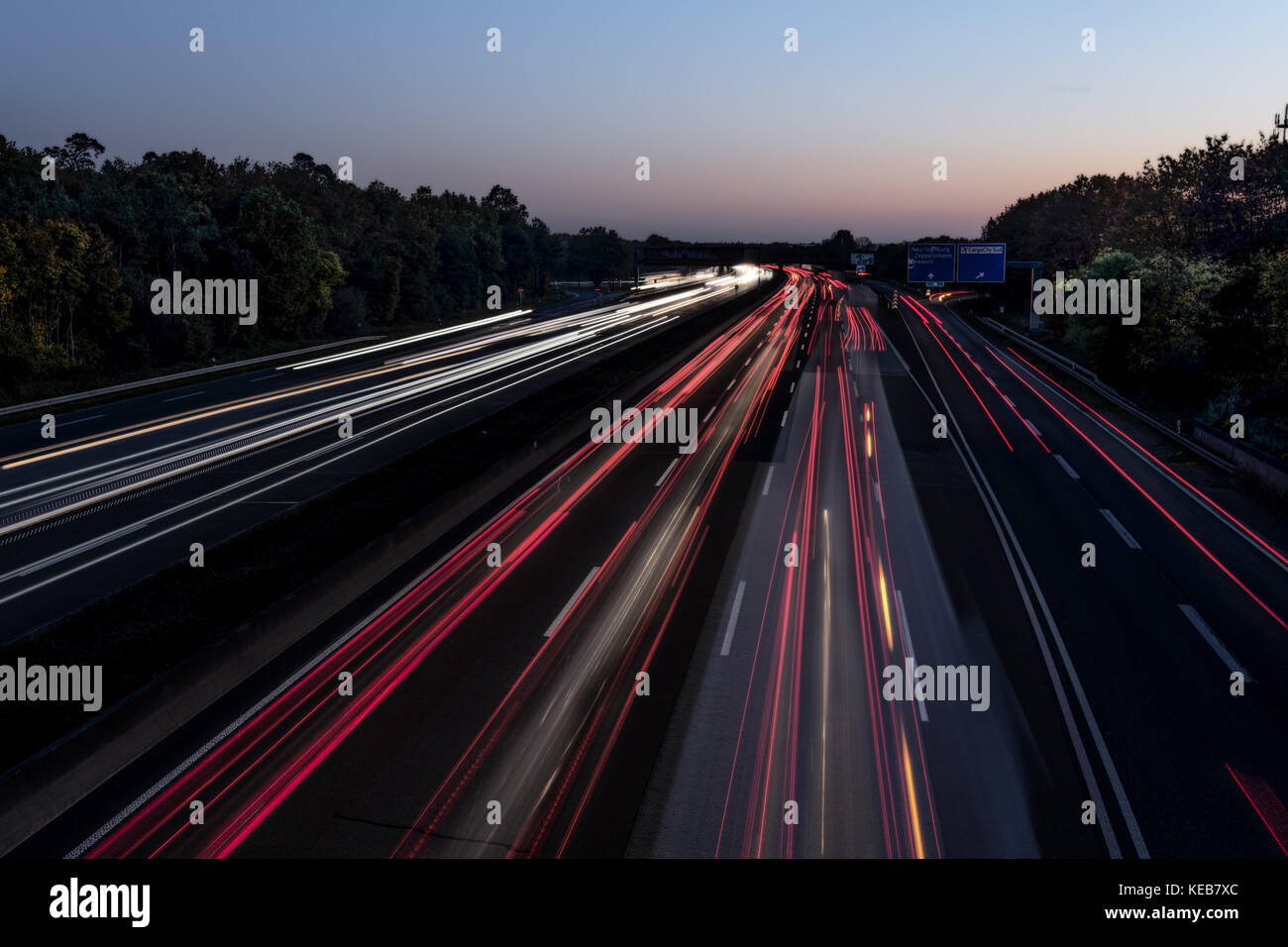 Verkehr, Reisen, Deutschland, Hessen, Frankfurt am Main, Autobahn A5, Oktober 18. Viel Verkehr auf der Autobahn A5 am Frankfurter Kreuz. Lichtspuren Stockfoto