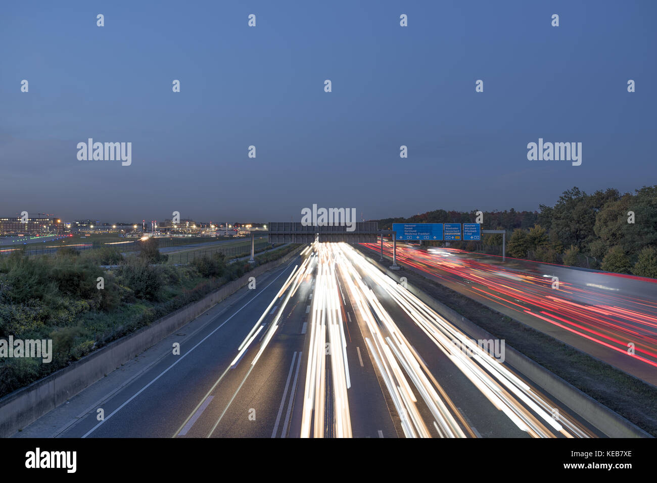 Verkehr, Reisen, Deutschland, Hessen, Frankfurt am Main, Autobahn A5, Oktober 18. Viel Verkehr auf der Autobahn A5 am Frankfurter Kreuz. Lichtspuren Stockfoto