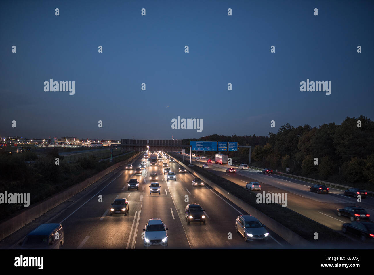 Verkehr, Reisen, Deutschland, Hessen, Frankfurt am Main, Autobahn A5, Oktober 18. Viel Verkehr auf der Autobahn A5 am Frankfurter Kreuz. (Foto von ULR Stockfoto