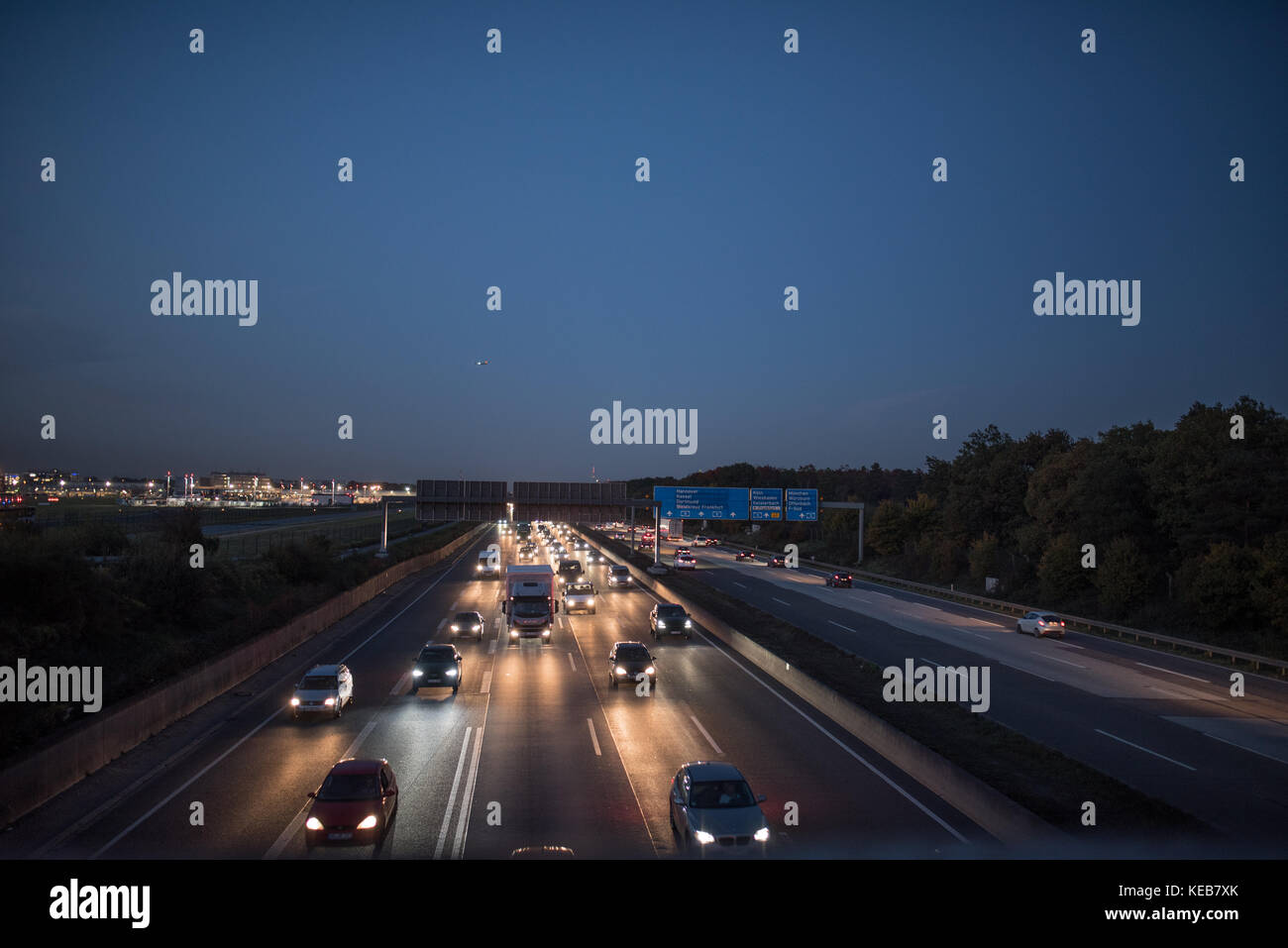Verkehr, Reisen, Deutschland, Hessen, Frankfurt am Main, Autobahn A5, Oktober 18. Viel Verkehr auf der Autobahn A5 am Frankfurter Kreuz. (Foto von ULR Stockfoto