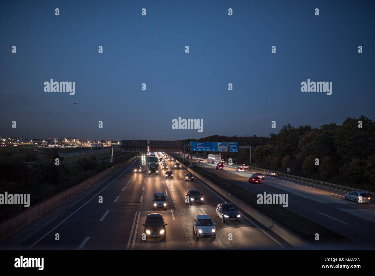 Verkehr, Reisen, Deutschland, Hessen, Frankfurt am Main, Autobahn A5, Oktober 18. Viel Verkehr auf der Autobahn A5 am Frankfurter Kreuz. (Foto von ULR Stockfoto