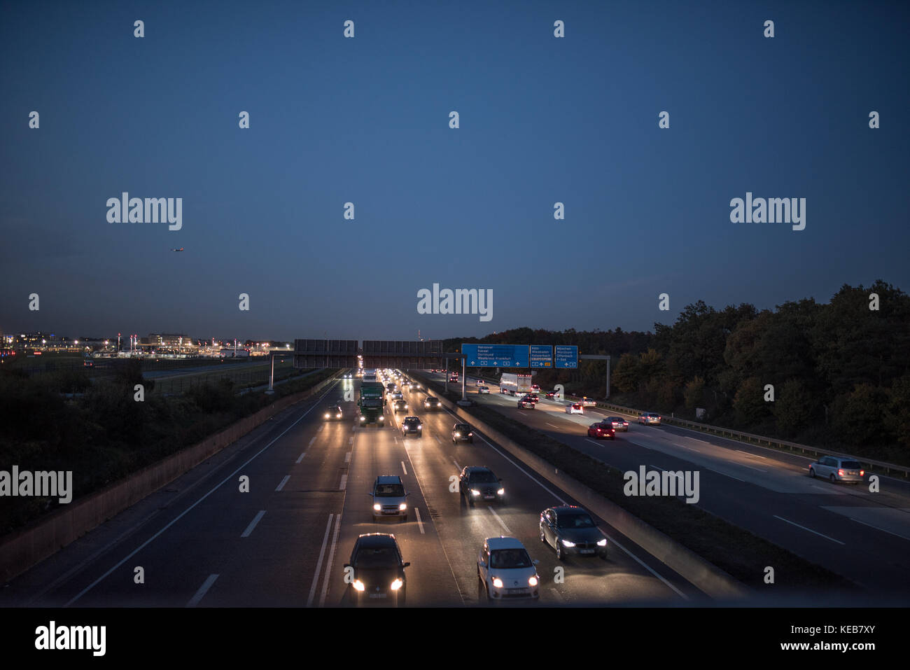 Verkehr, Reisen, Deutschland, Hessen, Frankfurt am Main, Autobahn A5, Oktober 18. Viel Verkehr auf der Autobahn A5 am Frankfurter Kreuz. (Foto von ULR Stockfoto