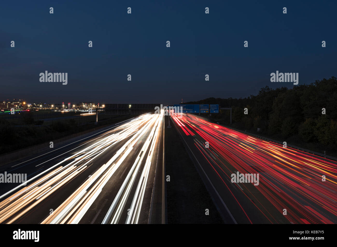 Verkehr, Reisen, Deutschland, Hessen, Frankfurt am Main, Autobahn A5, Oktober 18. Viel Verkehr auf der Autobahn A5 am Frankfurter Kreuz. Lichtspuren Stockfoto