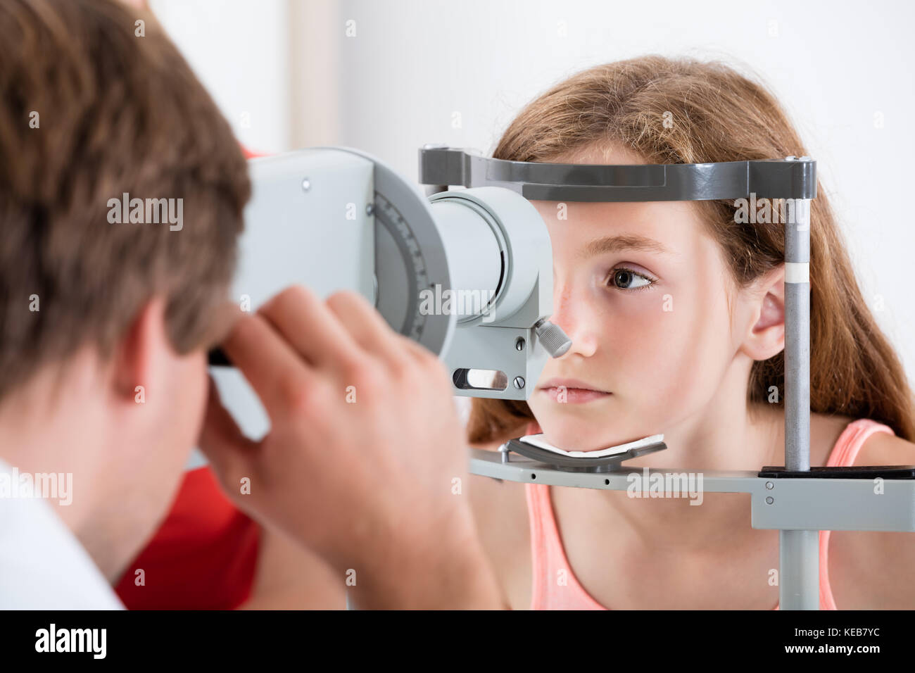 Close-up ein Augenarzt tun Vision Prüfung von Mädchen Stockfoto