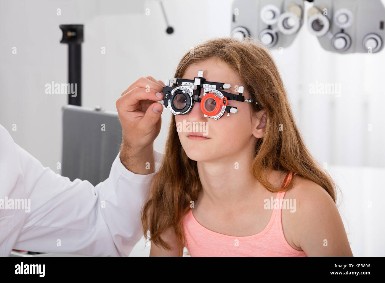 Close-up ein Augenarzt der Mädchen Vision mit Trial Rahmen an Augenklinik Stockfoto