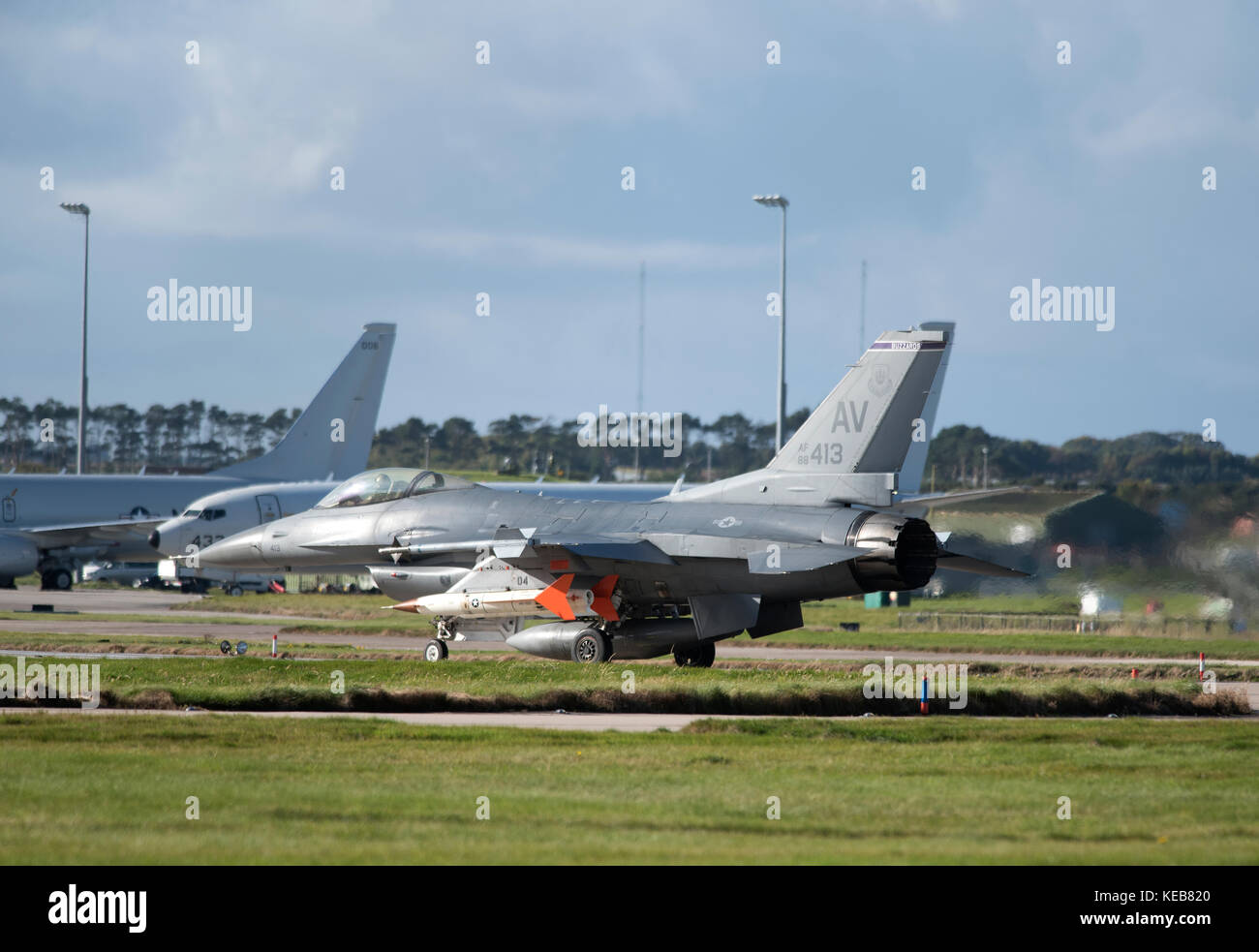 Ein USAF F16 Kampfjet auf der 2017 gemeinsamen Warrio Übung Vorbereitung auf die Abfahrt RAF Lossiemouth, Morayshire Schottland. Stockfoto