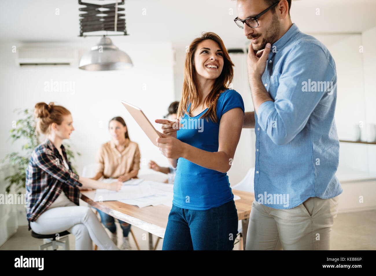 Bild von Geschäftspartnern über Dokumente und Ideen Stockfoto