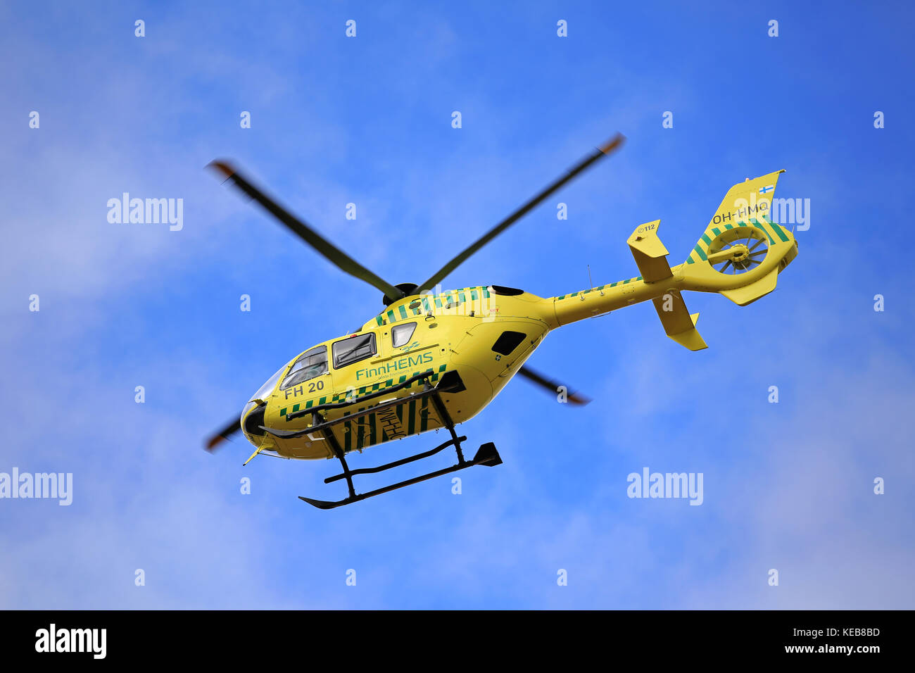 Salo, Finnland - 27. März 2016: finnhems medizinischen Hubschrauber im Flug. finnhems ist die Abkürzung für finnische Helicopter Emergency Medical Services. Stockfoto