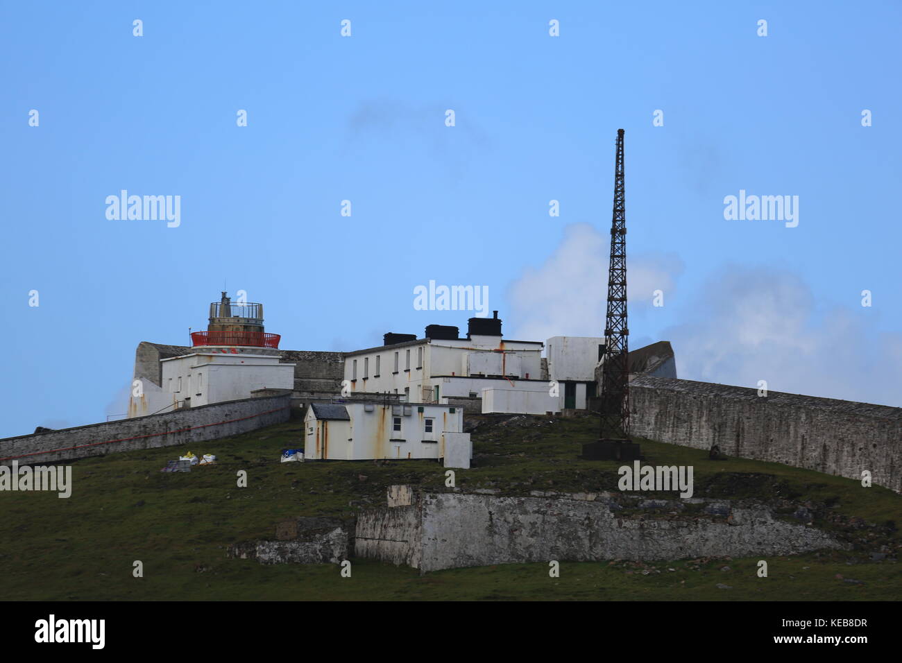 Leuchtturm vor der Küste von Irland Stockfoto