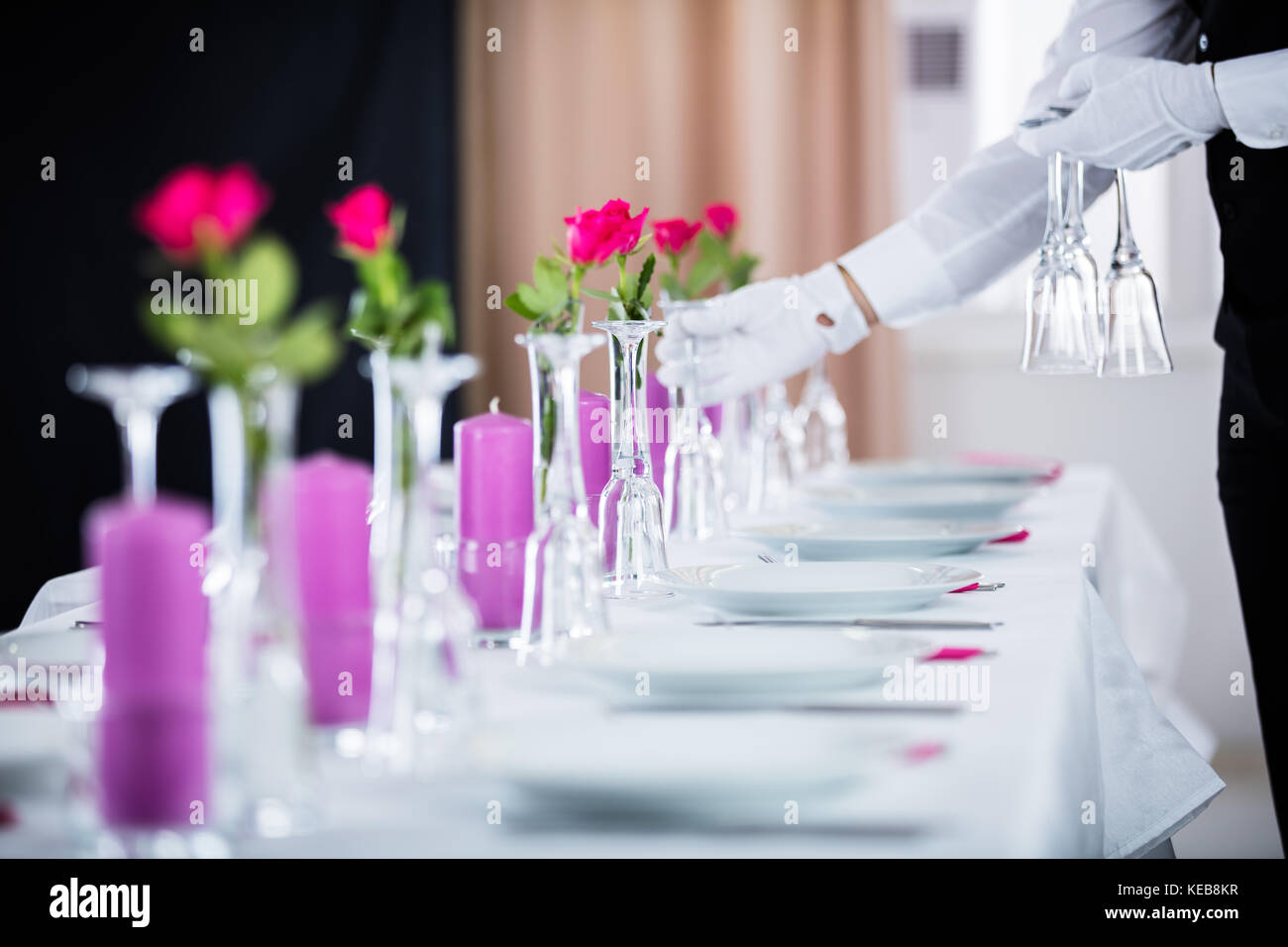 Nahaufnahme der Kellner Einstellung Hochzeit Tisch im Restaurant Stockfoto