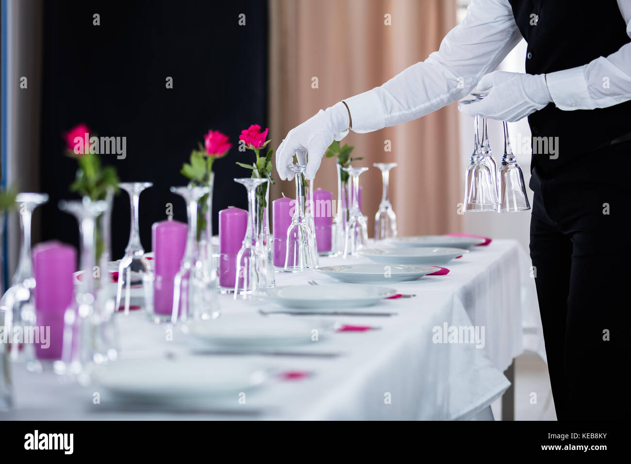 Nahaufnahme der Kellner Einstellung Hochzeit Tisch im Restaurant Stockfoto