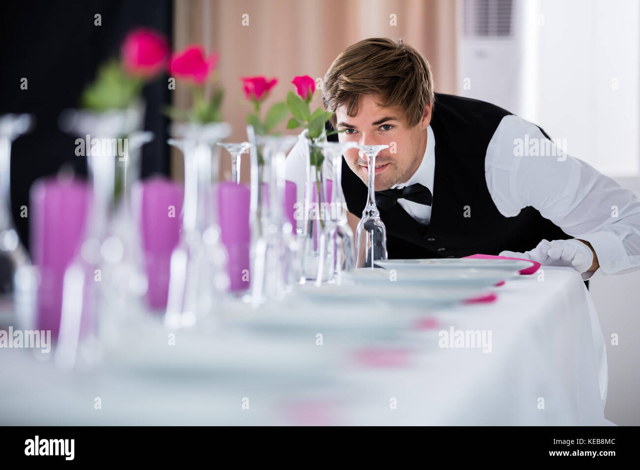 Stattliche Kellner in wedding table Anordnung im Restaurant suchen Stockfoto