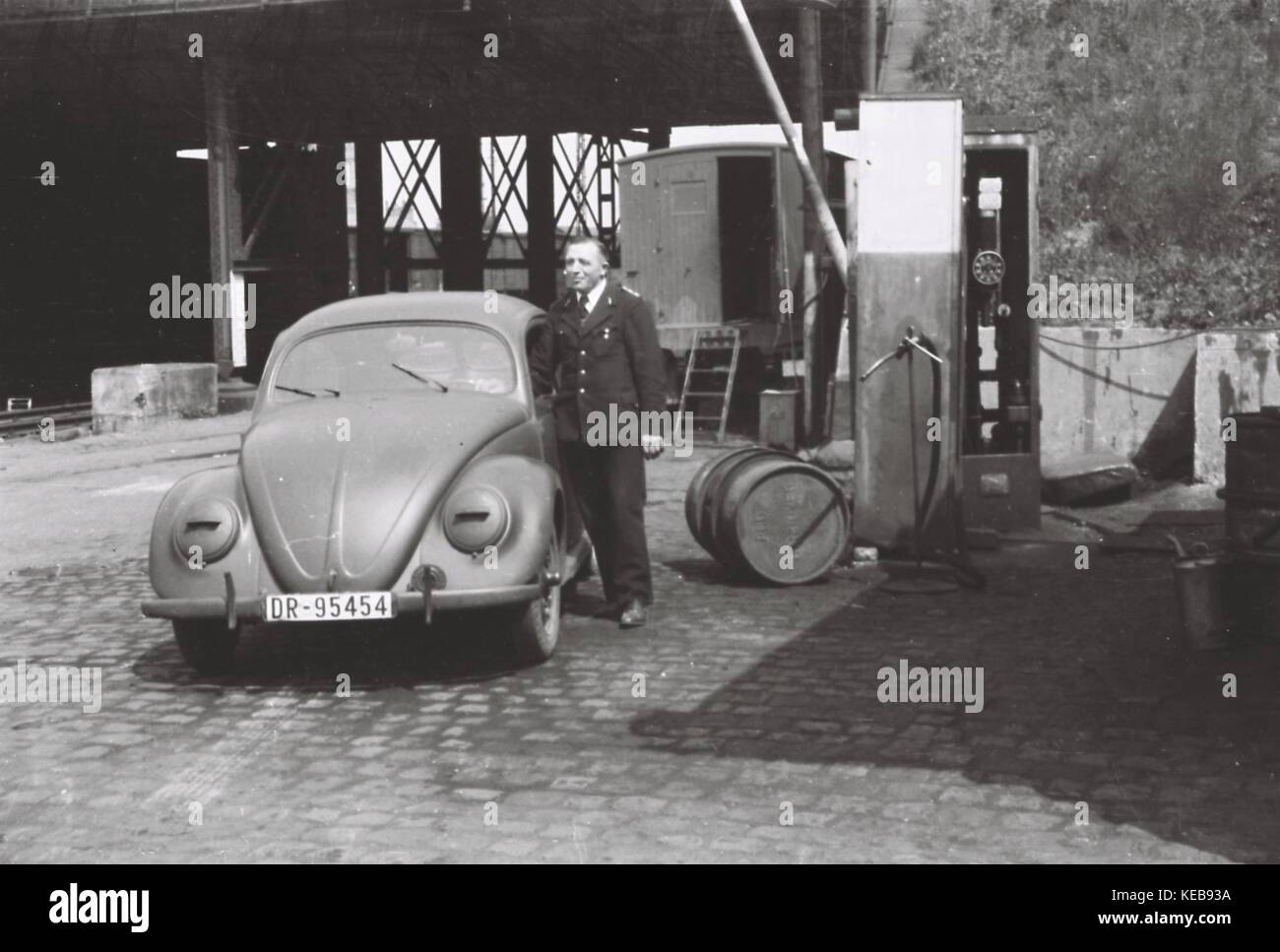 Mai 1943, Frankfurt am Main: Diese Serie von sechs Bildern zeigt den sehr seltenen KdF Beetle, einen Vorgänger des VW Käfer. Nur wenige hundert dieser Autos wurden in Deutschland gebaut und nur eine Handvoll überlebte den Krieg. Die Deutsche Reichsbahn requirierte seit 1941 private Autos für den Transport von Dingen, die für den Krieg als wichtig angesehen wurden. Die Beschaffung eines KdF-Käfer war nahezu unmöglich, so dass die sechs Fotos die Begeisterung der Crew der 4 zeigen. Transport-Bataillon der Deutschen Reichsbahn in Frankfurt am Main in der Reichsbahndirektion Frankfurt am Main. ..... Stockfoto