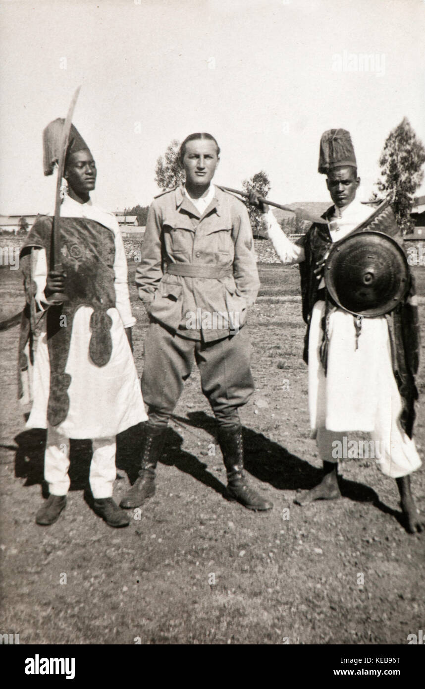 Italienische und eritreischen Soldaten in Asmara (1936). Auf der Rückseite des Fotos wurde geschrieben, 'Le armi e ich paramenti Sohn cimeli da mich Presi. Li vedrete Quando verrò a Casa, ed ad ogniun d'essi vi narrerò La storiella' Stockfoto