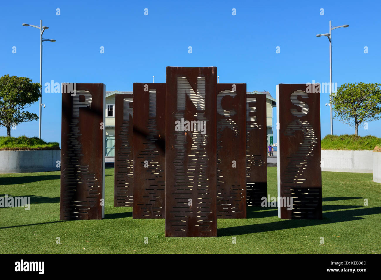 Denkmal vor der restaurierten Torhaus am Princes pier, Port Melbourne, Victoria, Australien Stockfoto