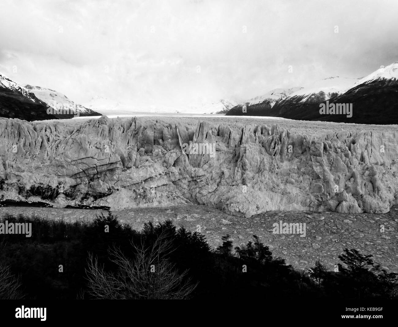 Der Gletscher Perito Moreno in Schwarz und Weiß Stockfoto